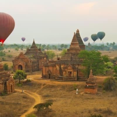 Survol du site de Bagan en montgolfière