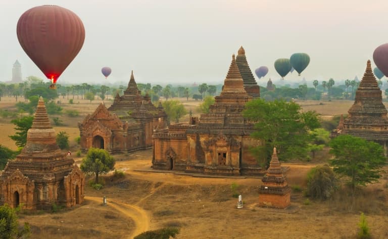 Survol du site de Bagan en montgolfière